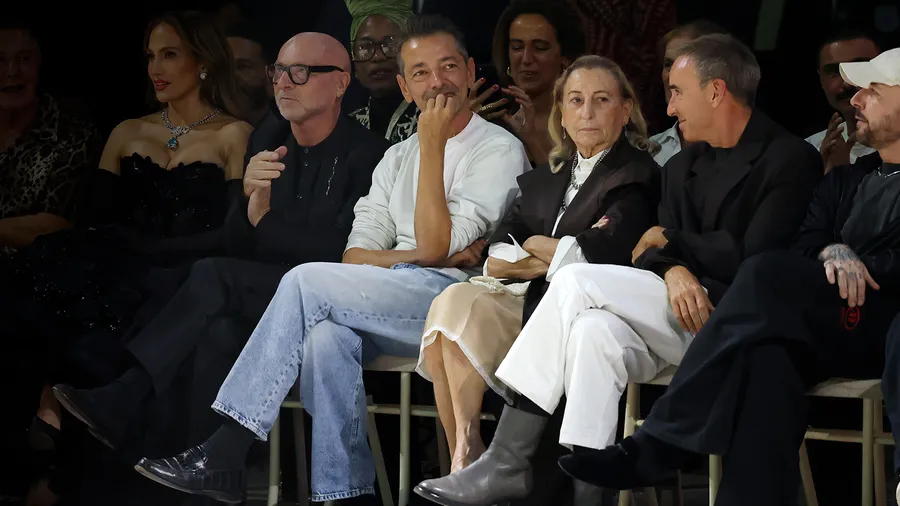 Miuccia Prada y Alessandro Michele reaccionan a robots humanoides en Milán.