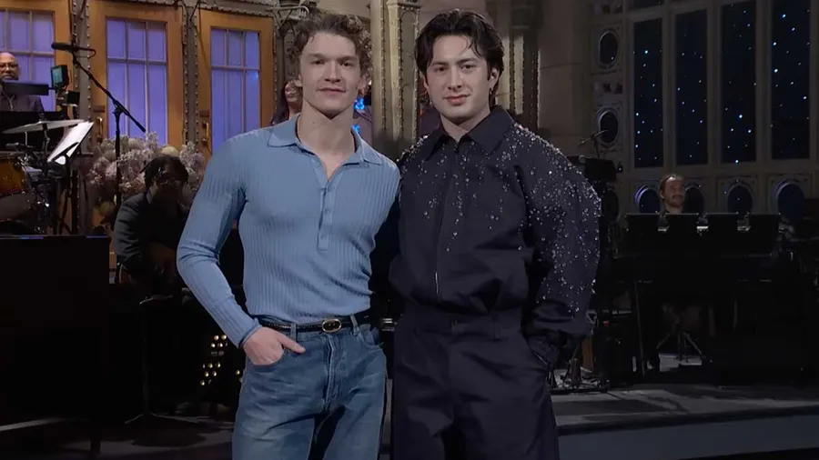 Connor Storrie y Hudson Williams en SNL