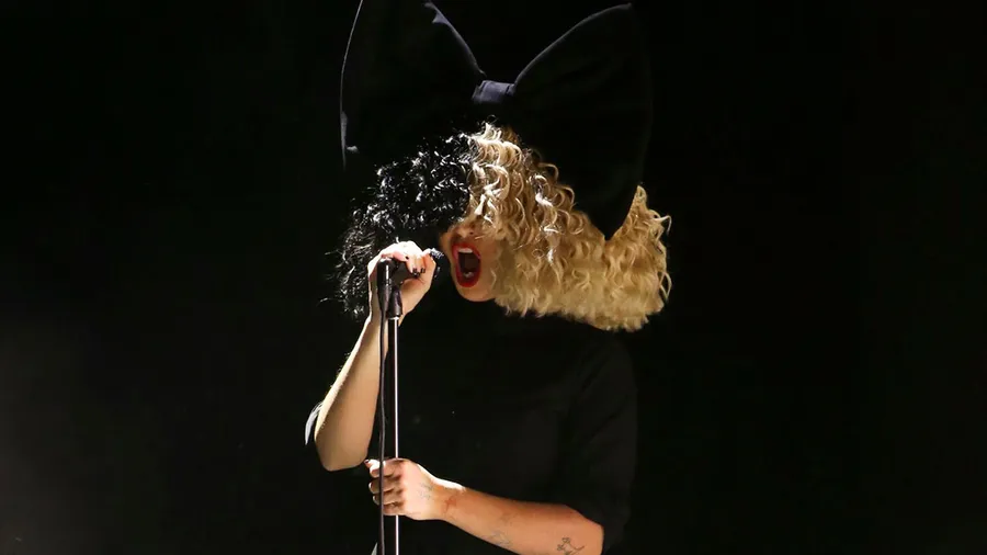 Sia-Maddie-Ziegleger-avión--Harvey-Weinstein