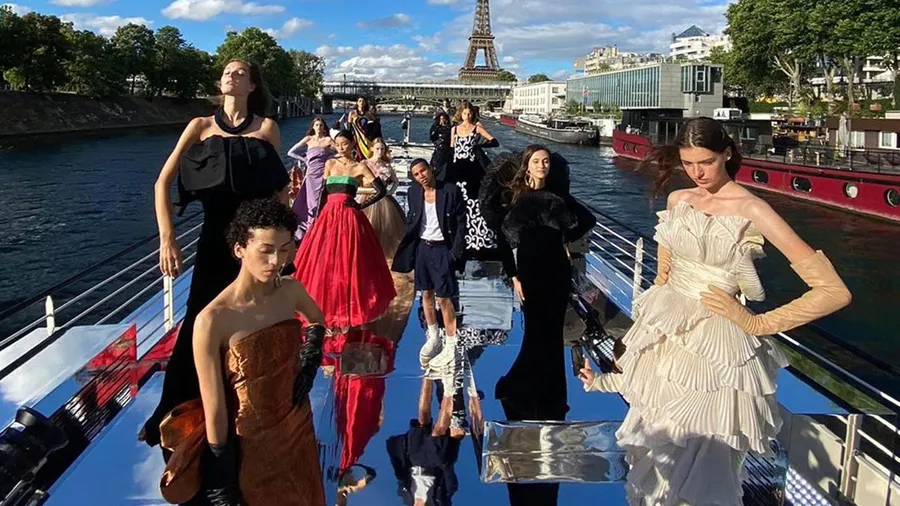 Balmain hizo un desfile histórico en el río Sena para que todo París lo disfrutara