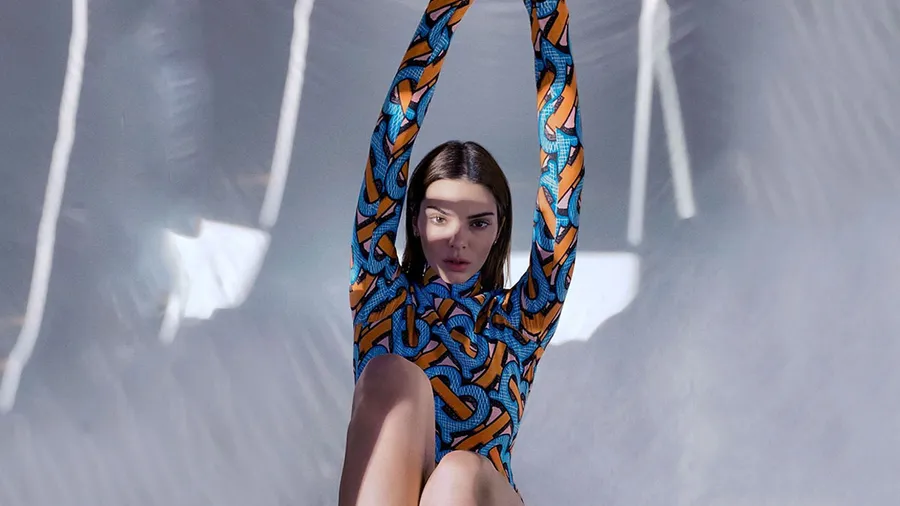 Kendall Jenner da masterclass de foto en casa con esta sesión para Burberry