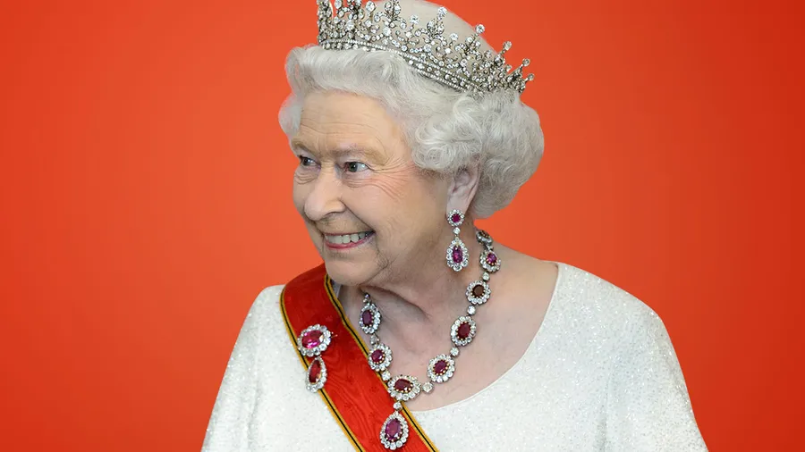 10 tiaras reales con historias que merecen su propia película