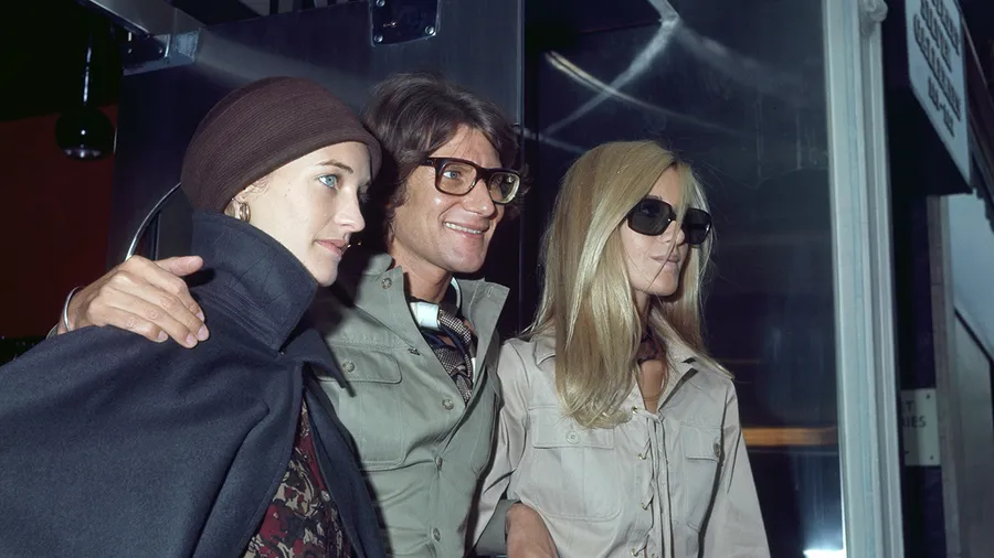 Foto: GettyImages; Loulou de la Falaise, Yves Saint Laurent, Betty Catroux, 1969