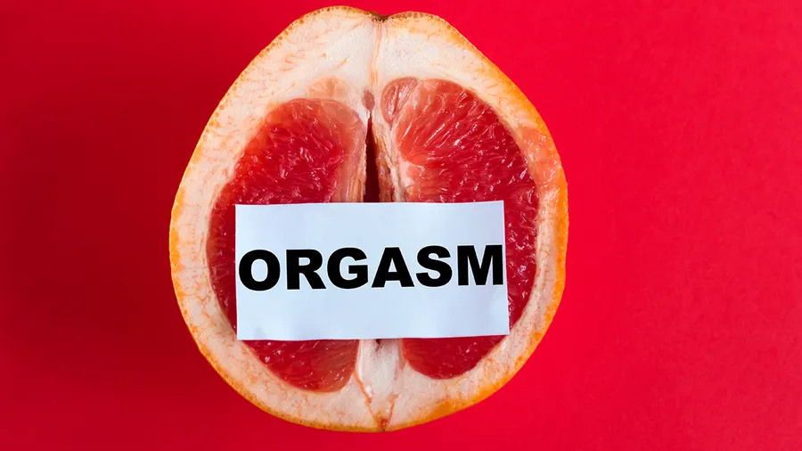 top view half of fresh ripe grapefruit with paper note orgasm; Shutterstock ID 1467407228; NOMBRE DE LA REVISTA: elle; NOMBRE DEL USUARIO: elle; EDICION NUMERO: elle