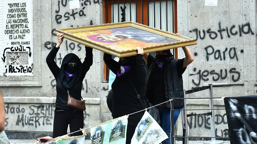 Mujeres del Frente Ni Una Menos toman la CDNH y cargan el cuadro de Francisco I. Madero.