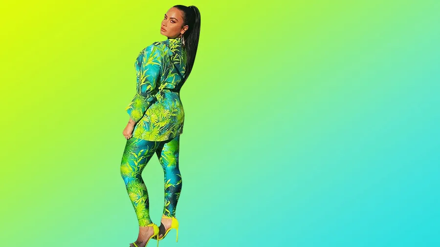 Demi Lovato viste una versión del jungle dress.