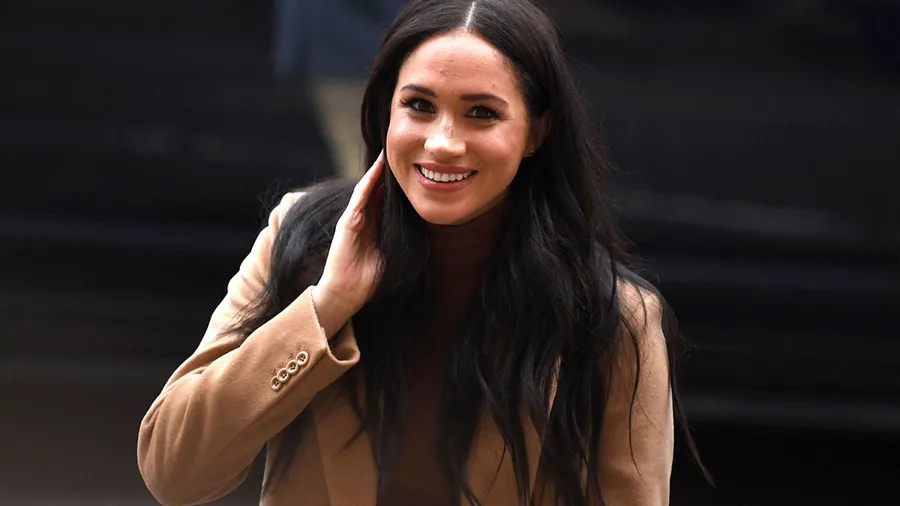Meghan-Markle-visita-canada-falda-cafe
