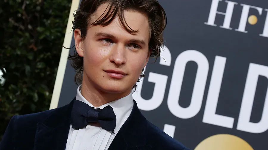 Ansel-Elgort-look-makeup-golden-globes