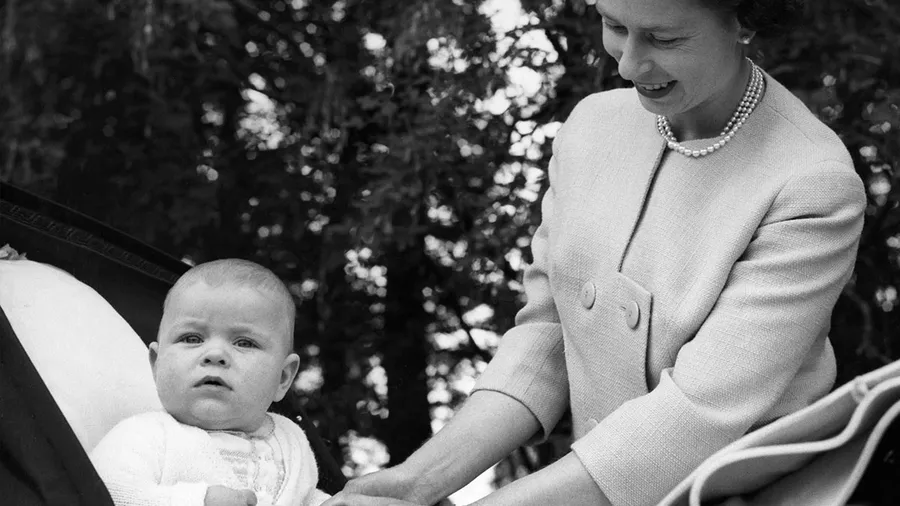 el-nieto-de-queen-elizabeth-andrew-comercial-leche