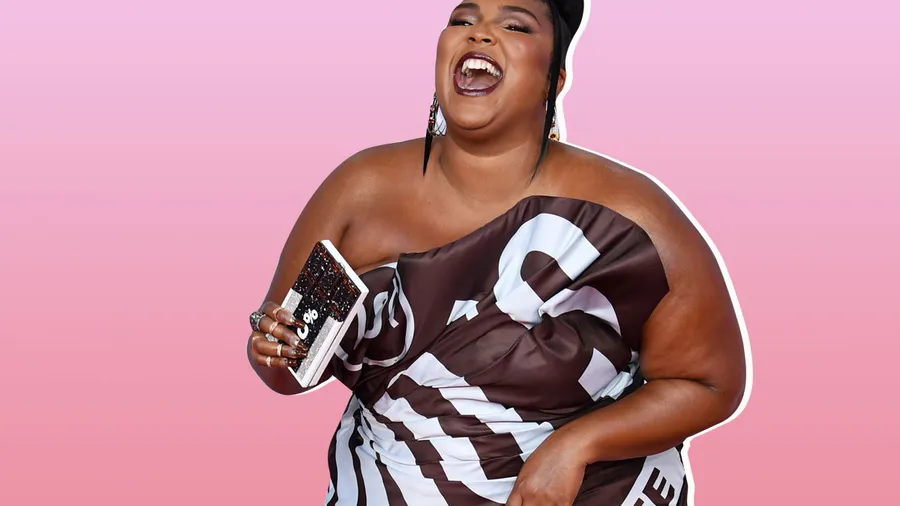 Lizzo-se-vistió-de-envoltura-.-