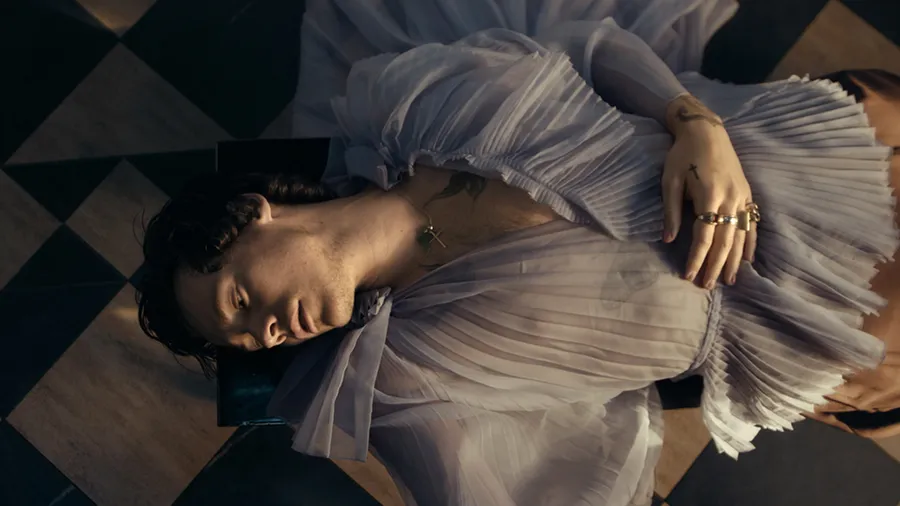 El look de 'Falling' es el más representativo del estilo genderless de Harry. Necesitas una maxi blusa de transparencia con mangas abullonadas y sobre todo, fluir. De nuevo, no olvides los anillos y si puedes, los tatuajes.