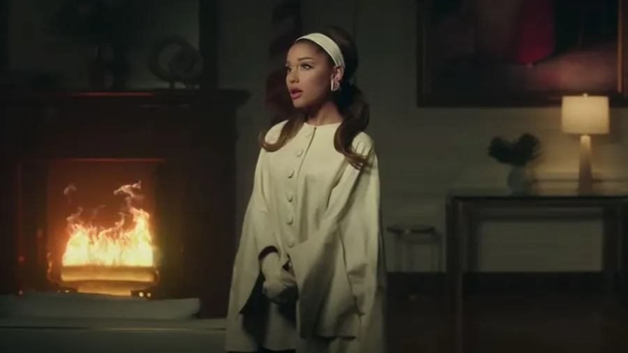 Todos los looks de lujo de Ariana Grande como presidenta en "Positions"