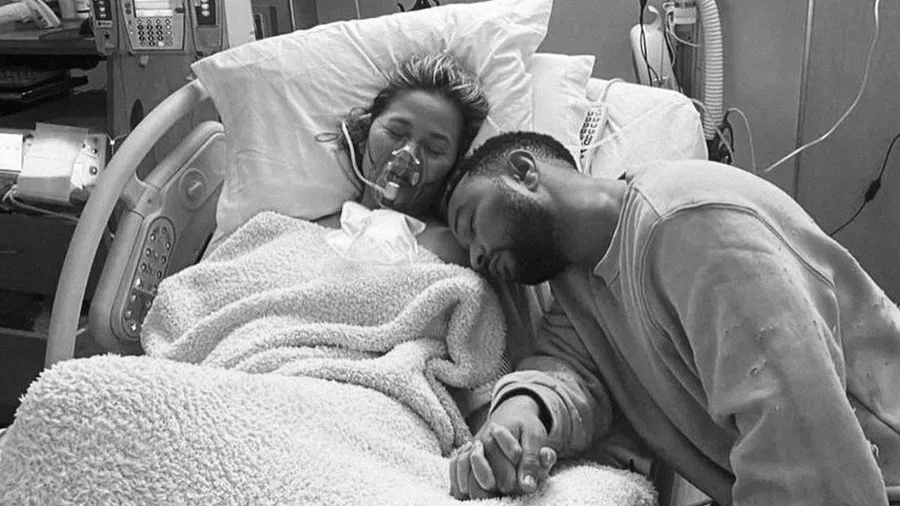 Chrissy Teigen perdió a su bebé y lo comparte con una imagen devastadora