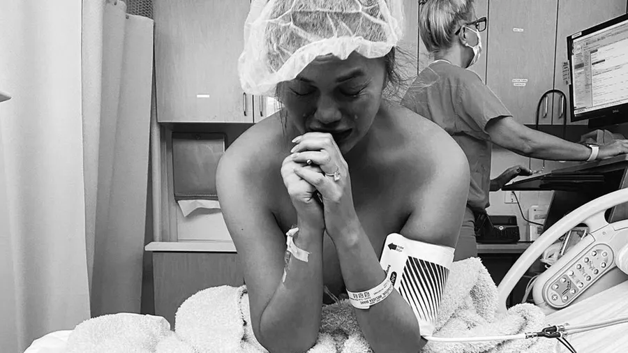 Chrissy Teigen comparte un ensayo sobre la pérdida de su tercer hijo.