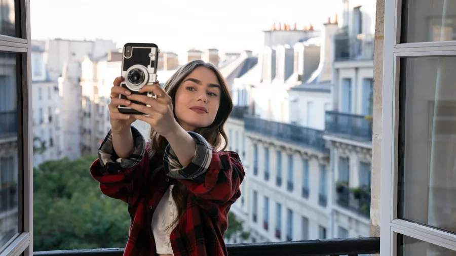 ¿La funda vintage de Emily In Paris? La marca de cases más cool ¡la tiene!