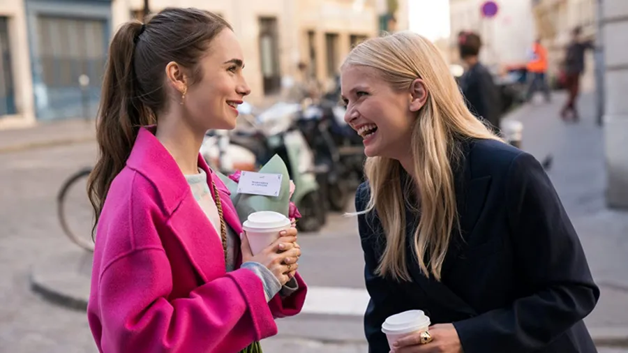 Lily Collins y Camille Razat en Emily in Paris.