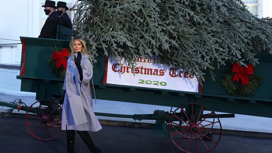 Melania Trump recibiendo el árbol de Navidad en la Casa Blanca.