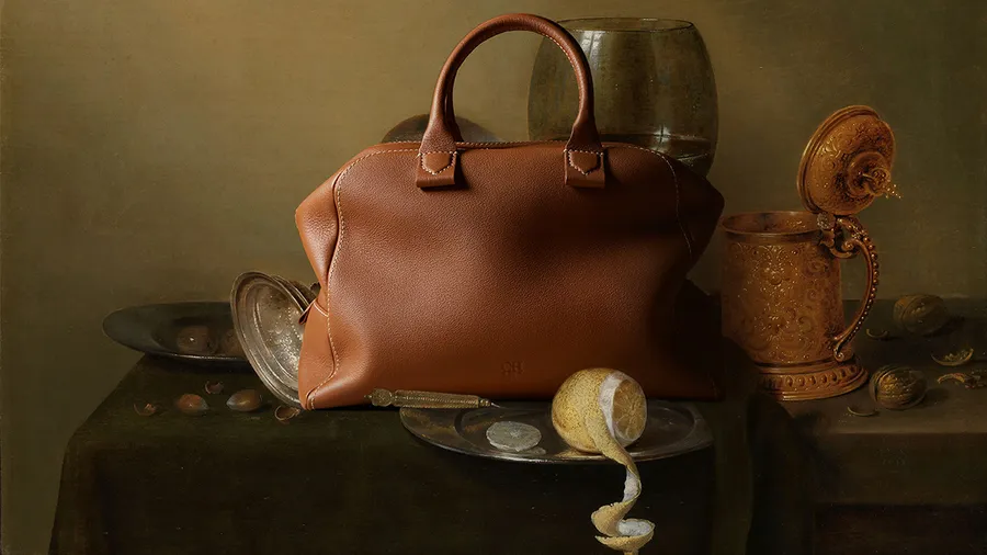 Foto: Carolina Herrera; Blason Bag en bodegón con jarra de cerveza de Willem Claesz Heda, 1634