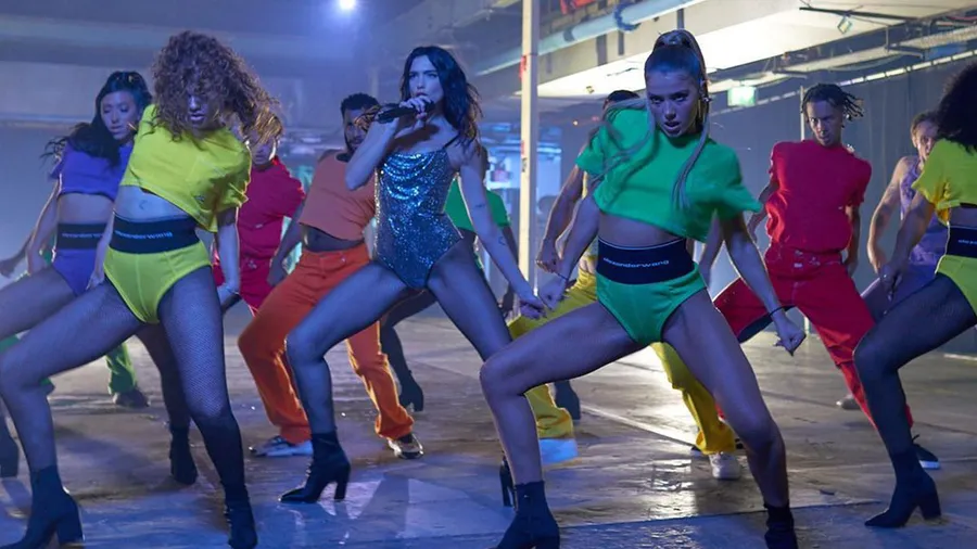 De Versace a Mugler: todos los looks de Dua Lipa en el show de Studio 2054