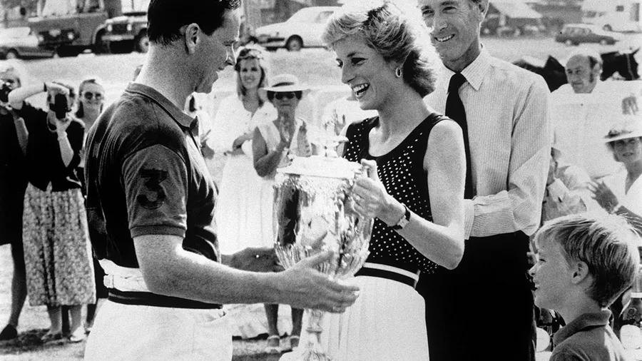 Foto: Shutterstock; James Hewitt, princesa Diana y príncipe William en un campeonato de polo, 1989