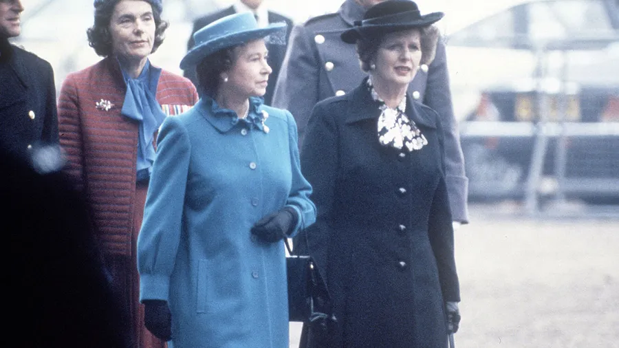 La reina Isabel II y Margaret Thatcher.