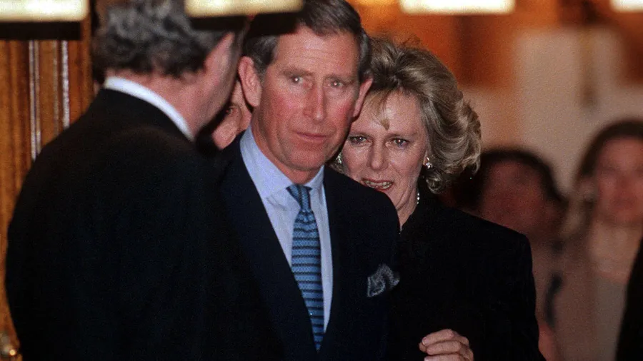 Foto: Shutterstock; príncipe Carlos y Camila Parker en su primera aparición pública, 1999