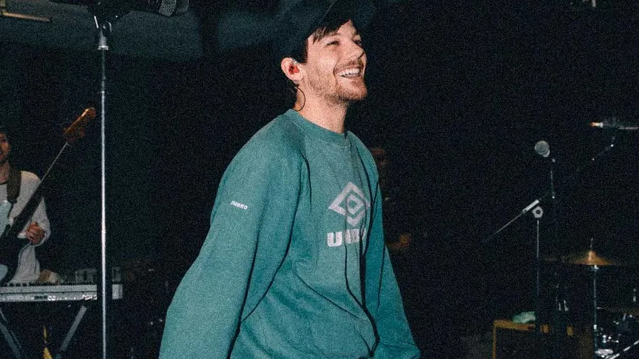 Louis Tomilson México pelo largo