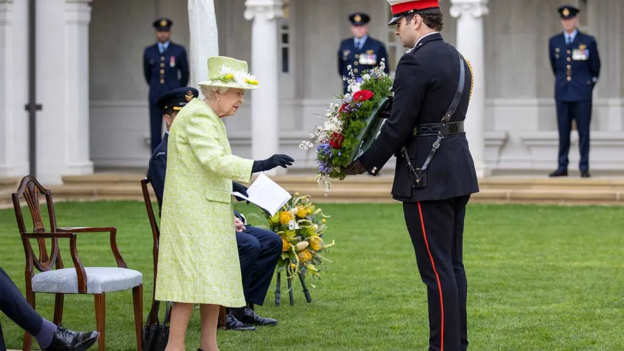 Reina Isabel de luto por muerte de su esposo