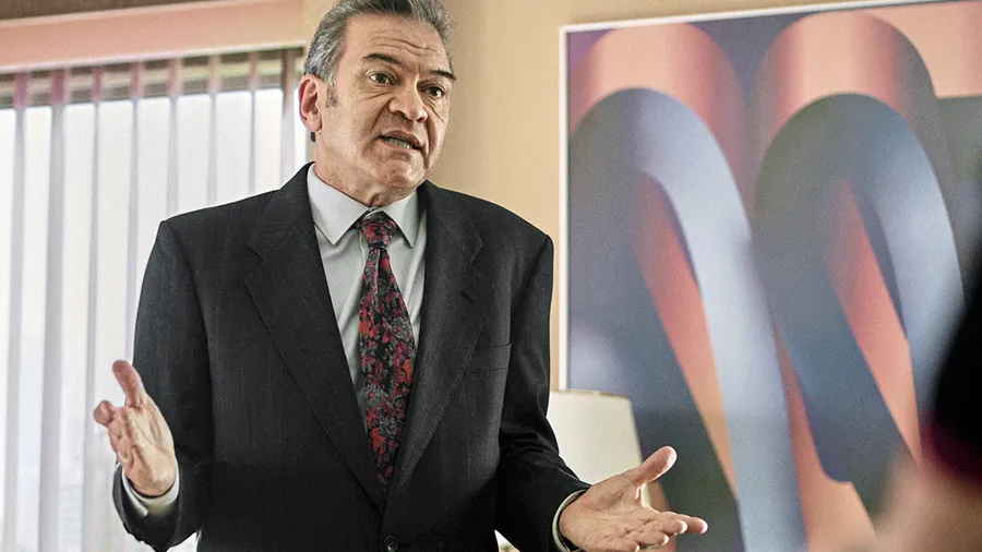 César Bordón como Hugo López en Luis Miguel, la serie.