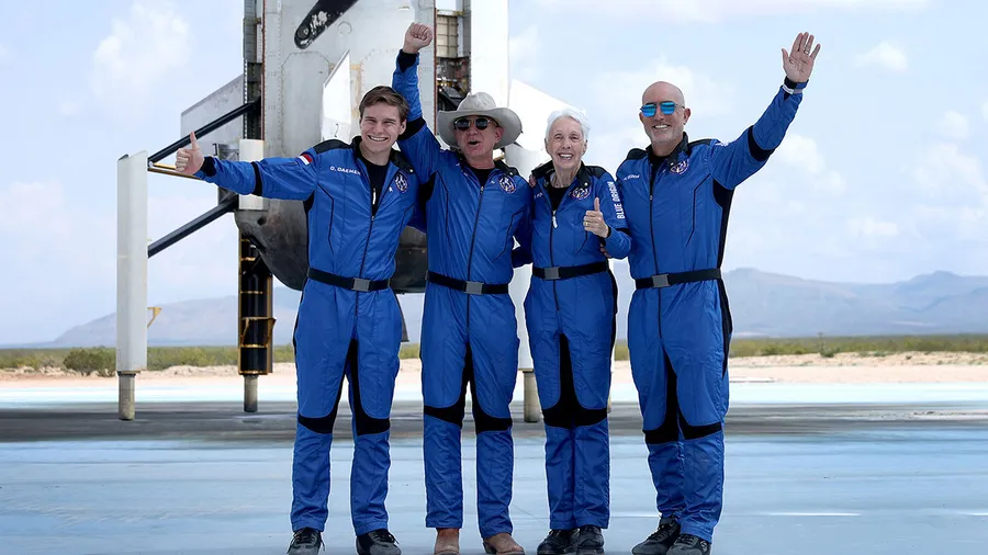 Jeff Bezos y el grupo que lo acompañó al espacio.