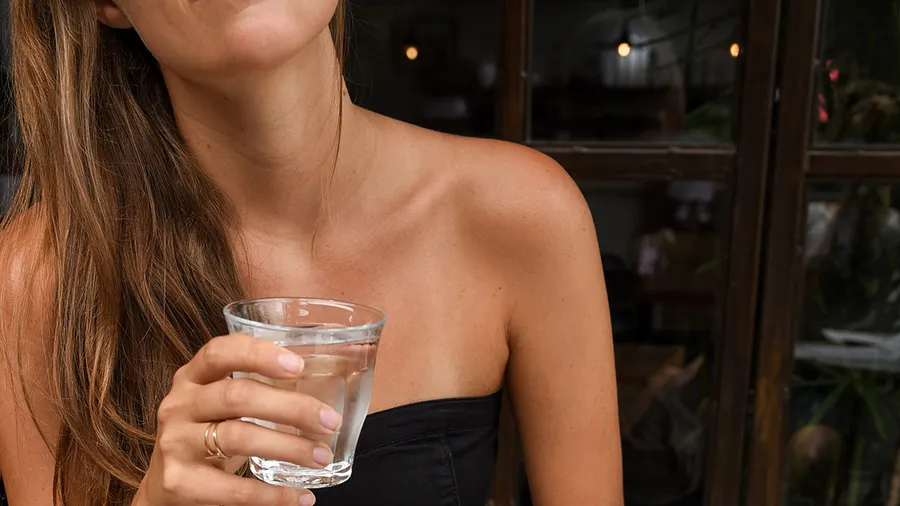 pontus-ohlsson-XNkwPPSjbHg-unsplash-tomar-agua-piel-skincare.jpg