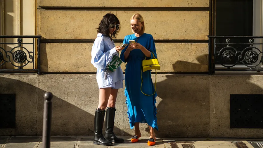 Street Style - Paris Fashion Week - Haute Couture Fall/Winter 2021/2022 : Day Two