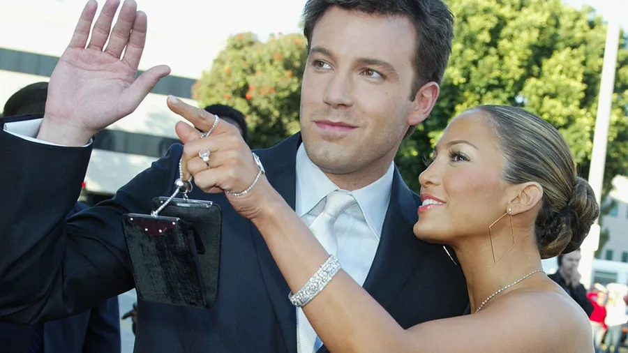 JLo aún tiene el anillo de compromiso de Ben Affleck y parece, lo usará de nuevo