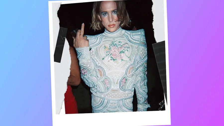 Tommy Dorfman en Balmain.