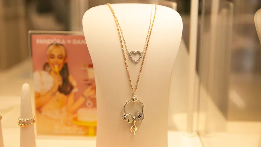 Collar con charms de Pandora en exhibición