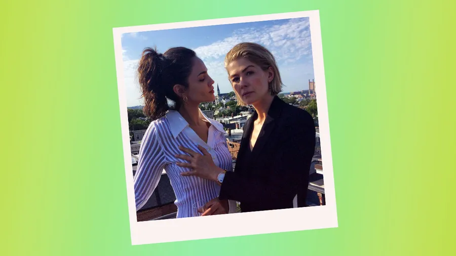 Eiza González y Rosamund Pike.
