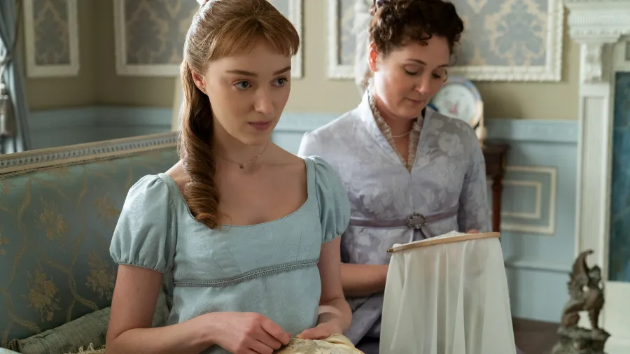 PHOEBE DYNEVOR como DAPHNE BRIDGERTON y RUTH GEMMELL como LADY VIOLET BRIDGERTON.