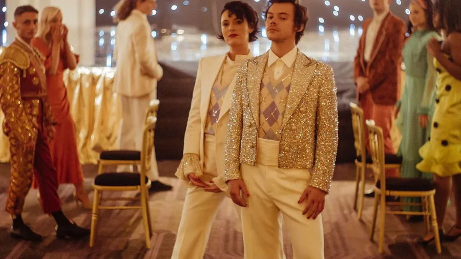 Phoebe Waller-Bridge y Harry Styles en 'Treat People With Kidness'.