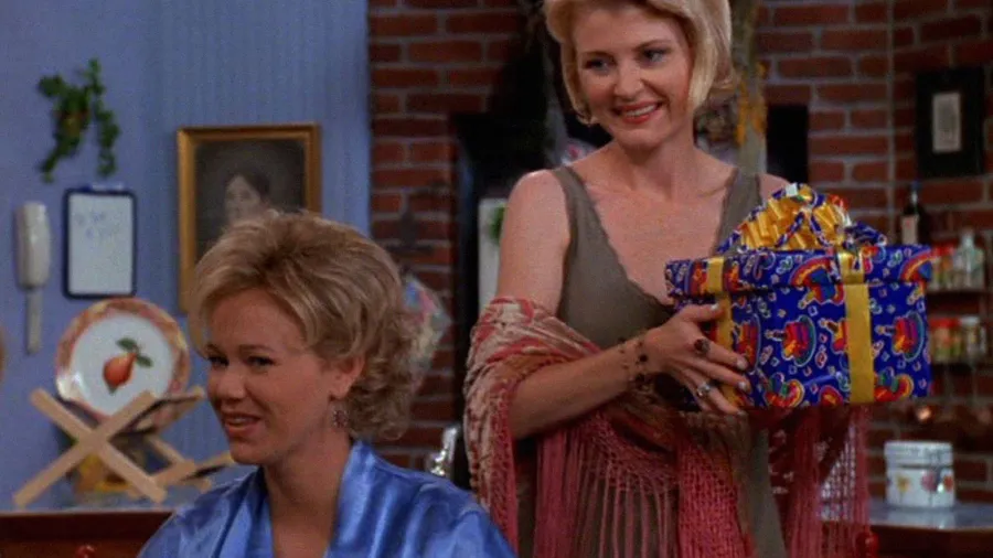 Beth Broderick y Caroline Rhea.