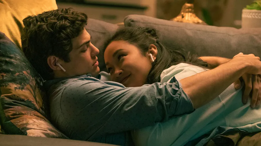 Lana Condor y Noah Centineo en To All The Boys: Always and Forever.