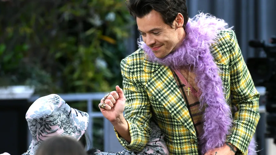 Harry Styles logra lo imposible en 2021: regresar las estolas de fur a la moda