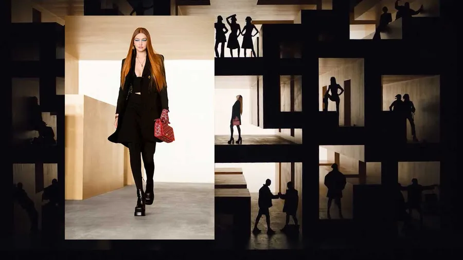 Gigi Hadid en la pasarela de Versace otoño invierno 2021.
