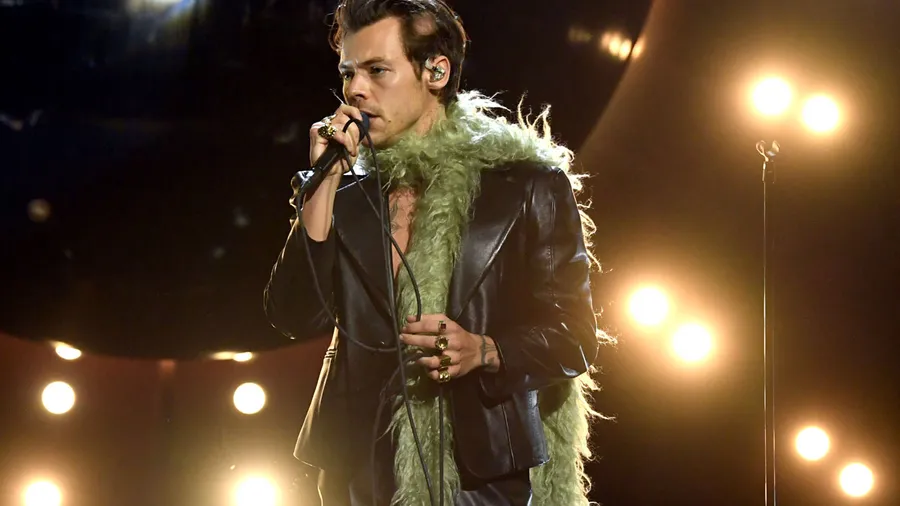 ¿Dónde comprar estolas de fur como las que usó Harry Styles en los Grammy?