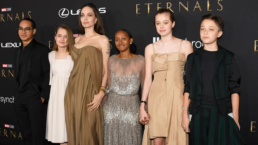 Los hijos de Angelina Jolie utilizan viejos looks de su mamá en la alfombra roja