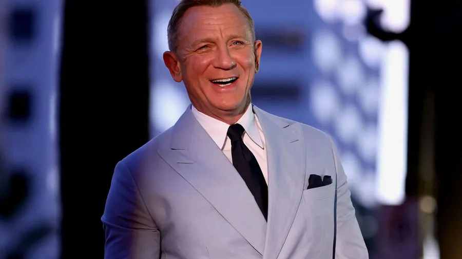 daniel craig bares gay