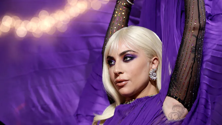 Lady Gaga en la alfombra roja de House of Gucci.