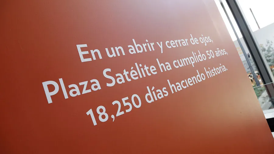 Letrero con frase del Aniversario de Plaza Satélite