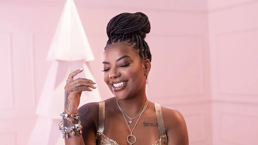 Cantante Ludmilla usando Pandora