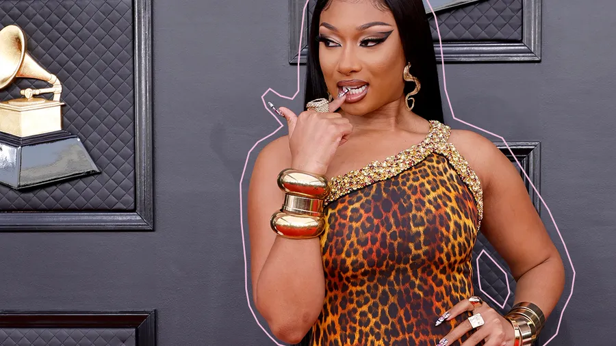Manicura-locura-Grammys-2022-nail-art-XL-largas-estilo.jpg