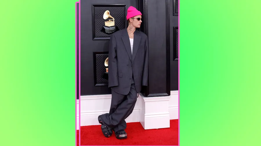 justin bieber crocs grammy traje balenciaga